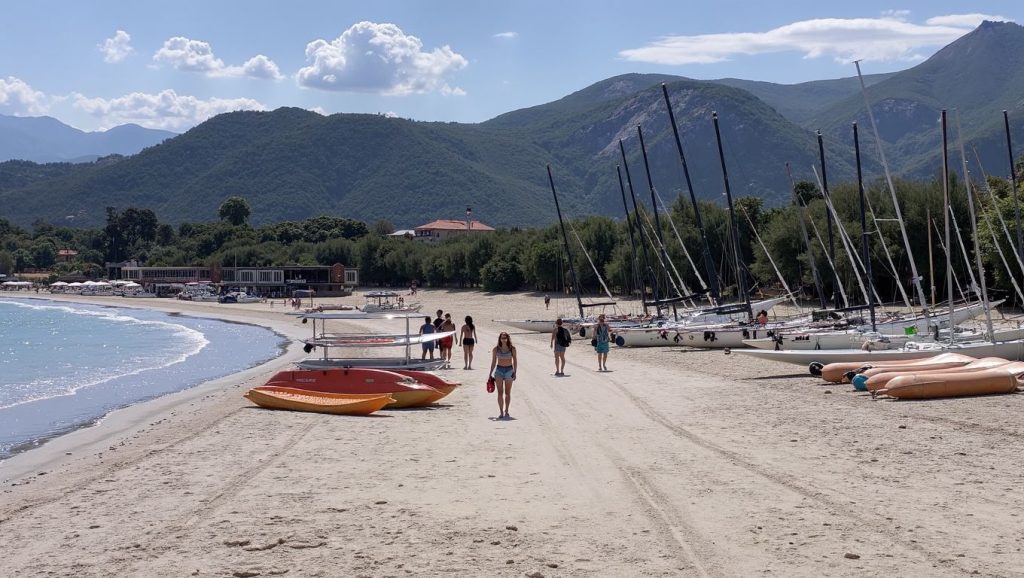 Orilla tranquila de Plage de Scalo, playa de Bastia