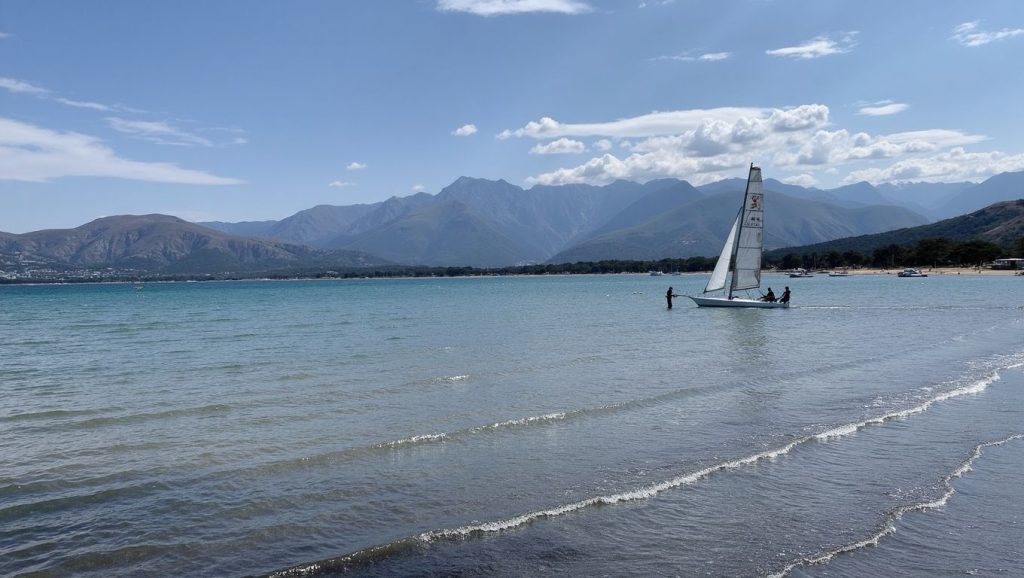Arena fina en Plage de Scalo, Bastia, Córcega