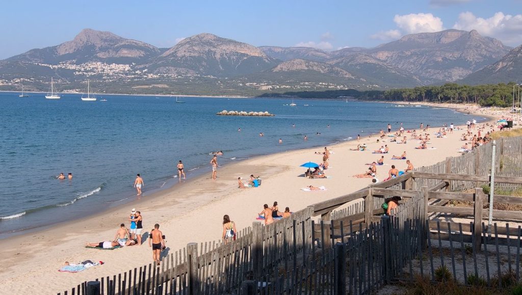 Arena y mar en Plage de Sevani ou Petit Capo, Ajaccio, Córcega