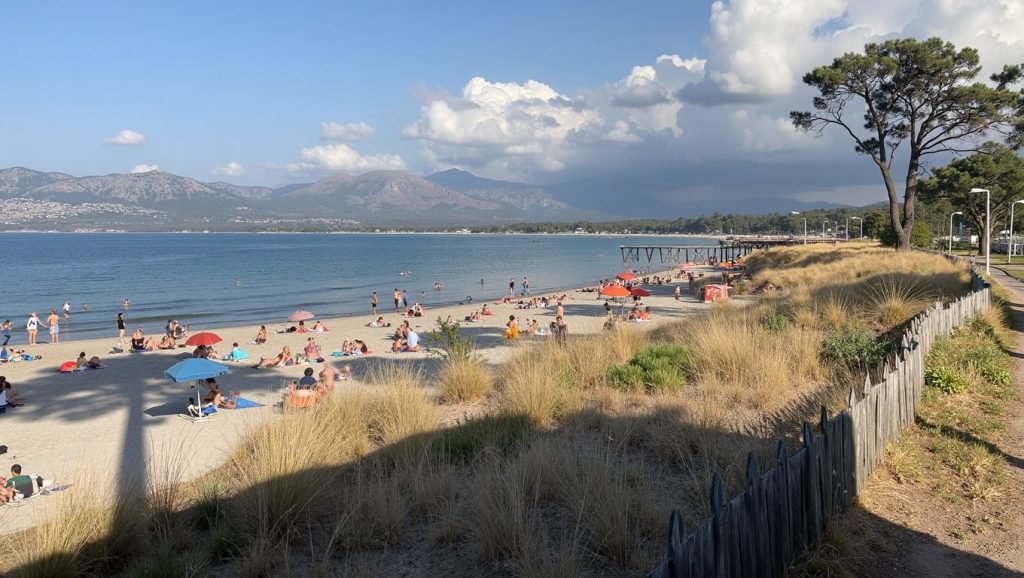 Detalle del agua en Plage de Sevani ou Petit Capo, Ajaccio, Córcega