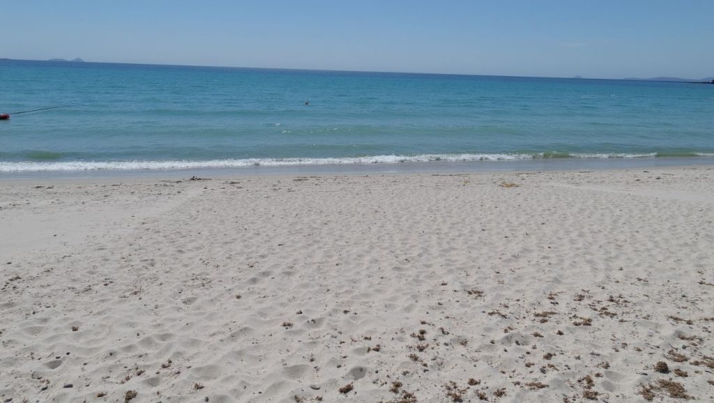 Oleaje en la orilla de Plage de Tallone, costa de Cap Corse