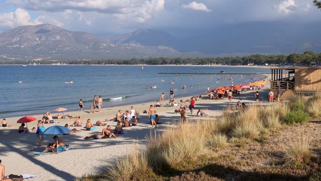 Arena y mar en Plage de Tamaricciu, Rondinara, Córcega