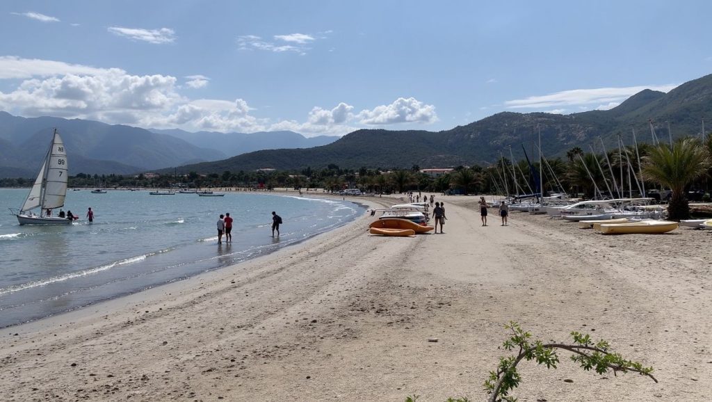 Orilla de Plage de Tamaricciu con olas suaves en Rondinara