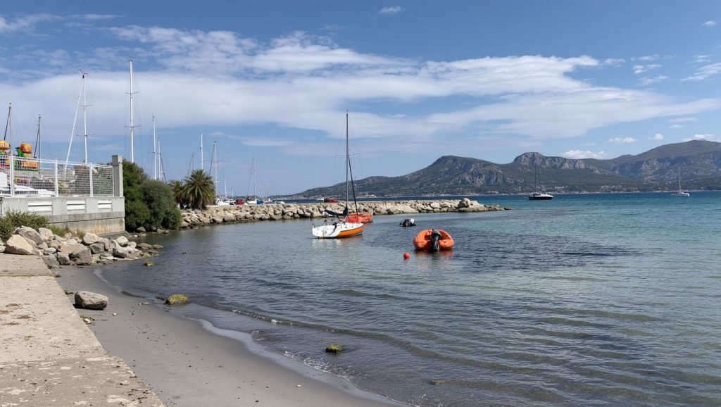 Arena y mar en Plage de Tamarone, Cap Corse, Córcega