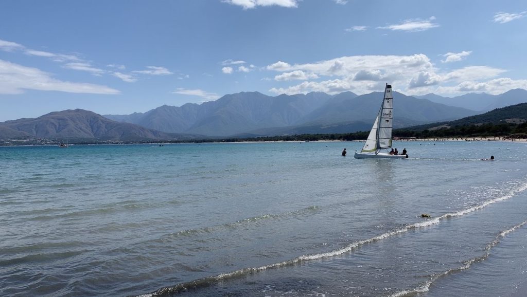 Oleaje en la orilla de Plage de Tamarone, costa de Cap Corse