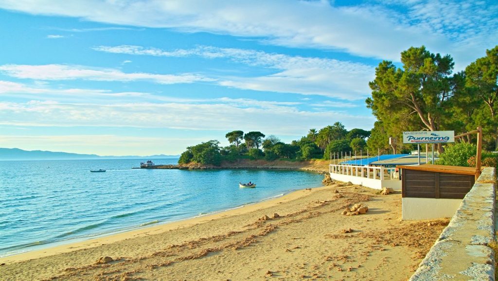 Arena fina en Plage de Tettola, Bastia, Córcega