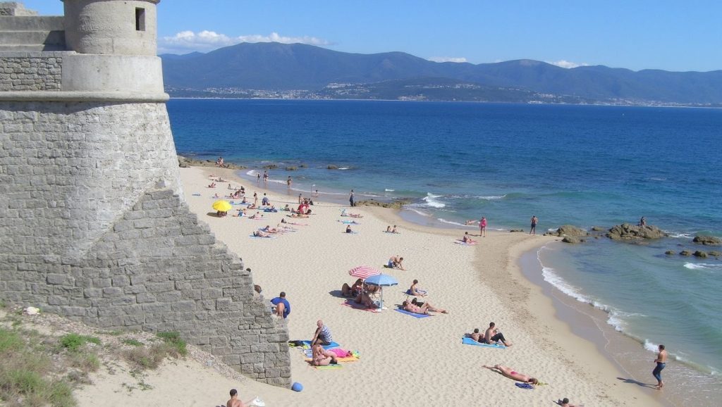 Horizonte desde Plage de Tettola, Bastia, Córcega