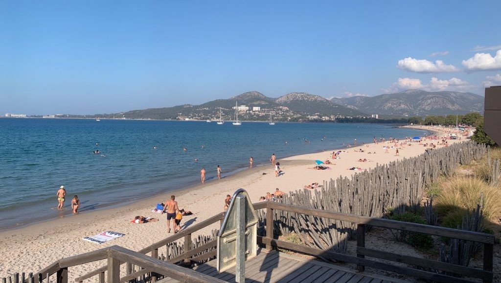 Arena fina en Plage de Tradicettu, Propriano, Córcega