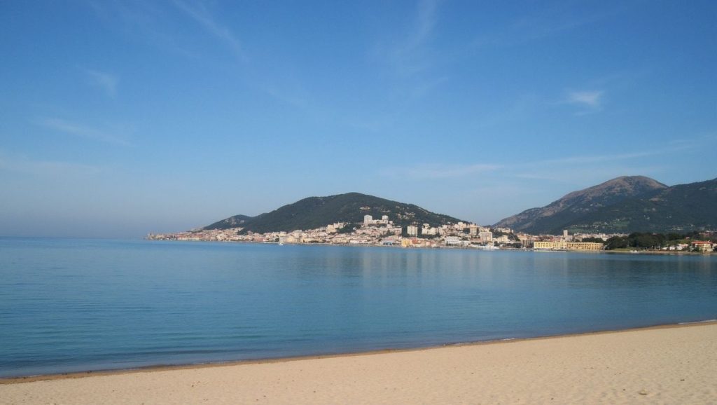 Primer plano de la orilla de Plage de Travo, Ajaccio