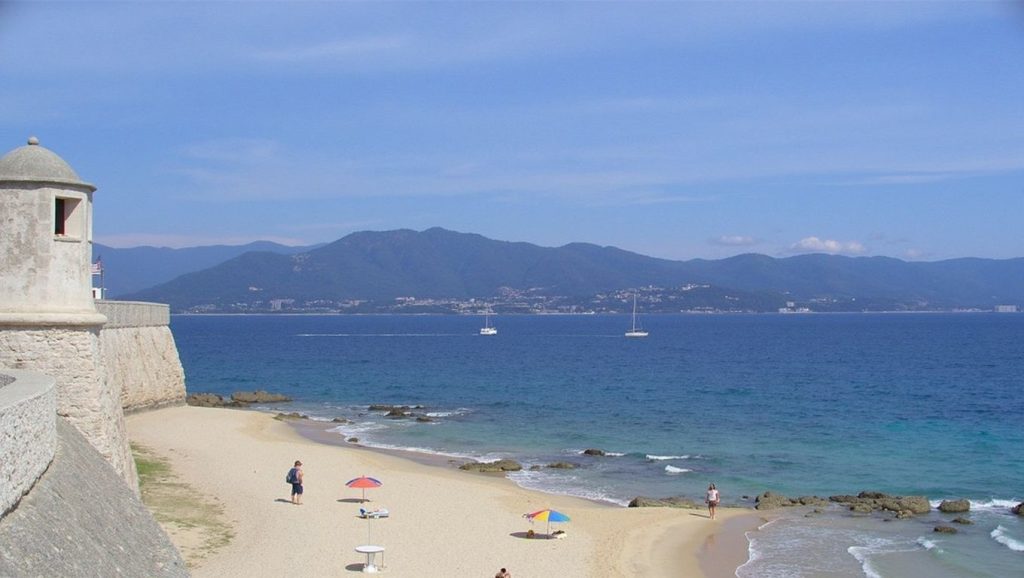 Horizonte desde Plage de Travo, Ajaccio, Córcega