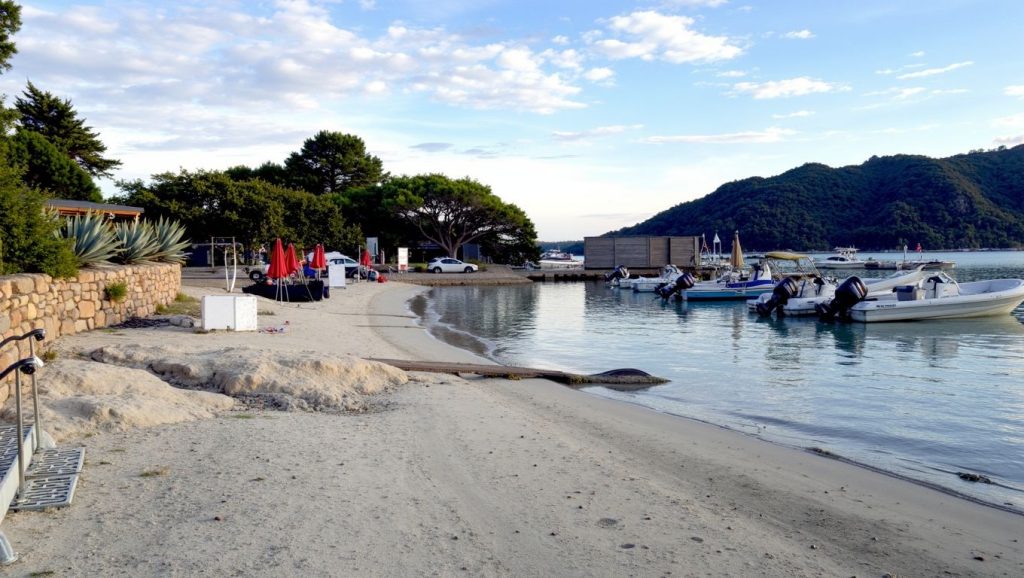 Amplio horizonte marino en Plage de Tropica, Cap Corse