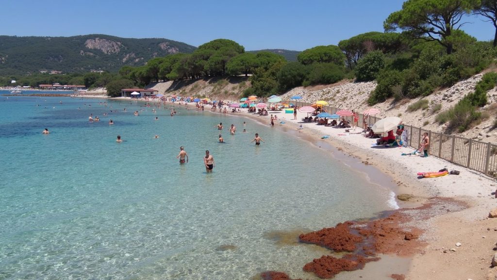 Amplia vista de Plage de Verghia, Ajaccio, Córcega