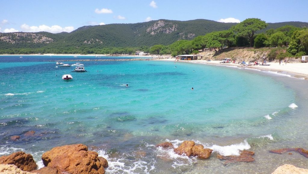 Orilla tranquila de Plage de Verghia, playa de Ajaccio