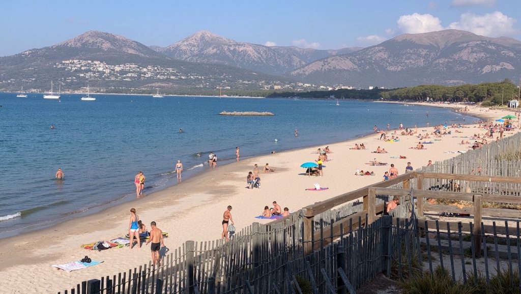 Acceso a Plage de Vignale desde el aparcamiento, Cap Corse