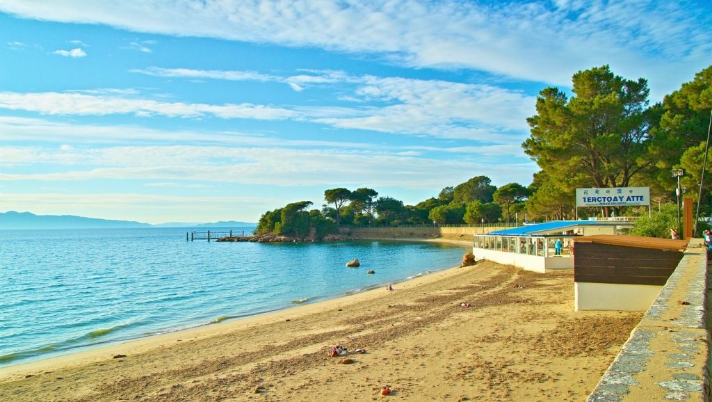 Oleaje en la orilla de Plage d'Erbaju, costa de Propriano