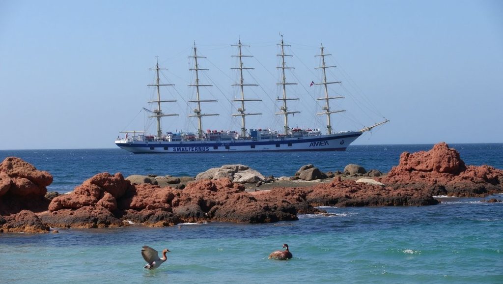 Amplio horizonte marino en Plage du Grand Capo, Ajaccio