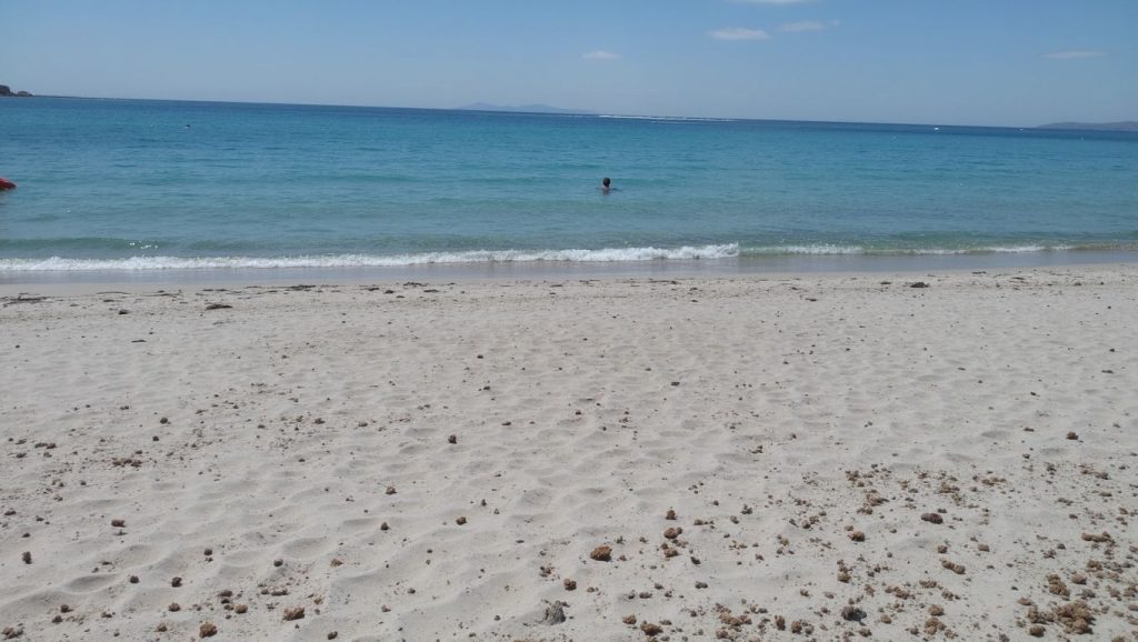 Orilla tranquila de Plage du Lazaret, playa de Ajaccio