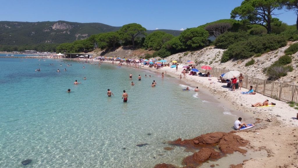 Arena fina en Plage du Lazaret, Ajaccio, Córcega