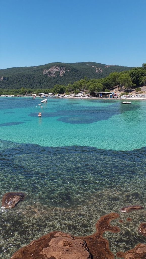 Amplia vista de Plage du Petit Sperone, Bonifacio, Córcega