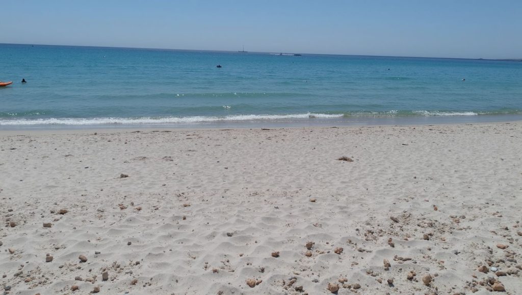 Oleaje en la orilla de Plage du Petit Sperone, costa de Bonifacio