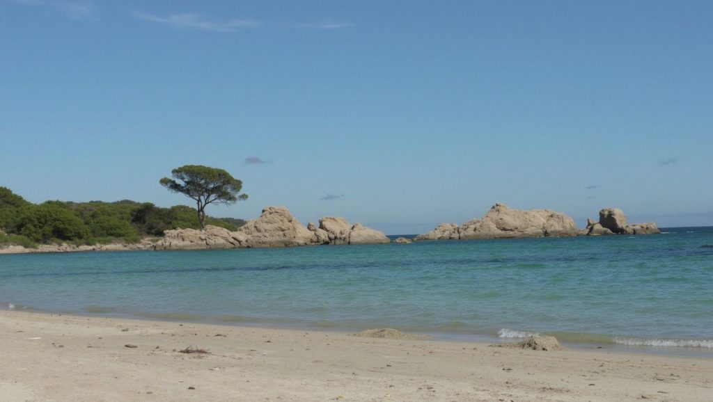 Horizonte desde Plage du Petit Sperone, Bonifacio, Córcega