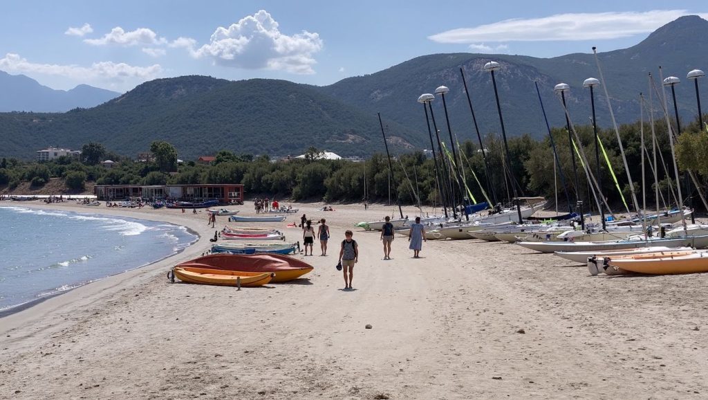 Oleaje en la orilla de Plage du Ricanto, costa de Ajaccio
