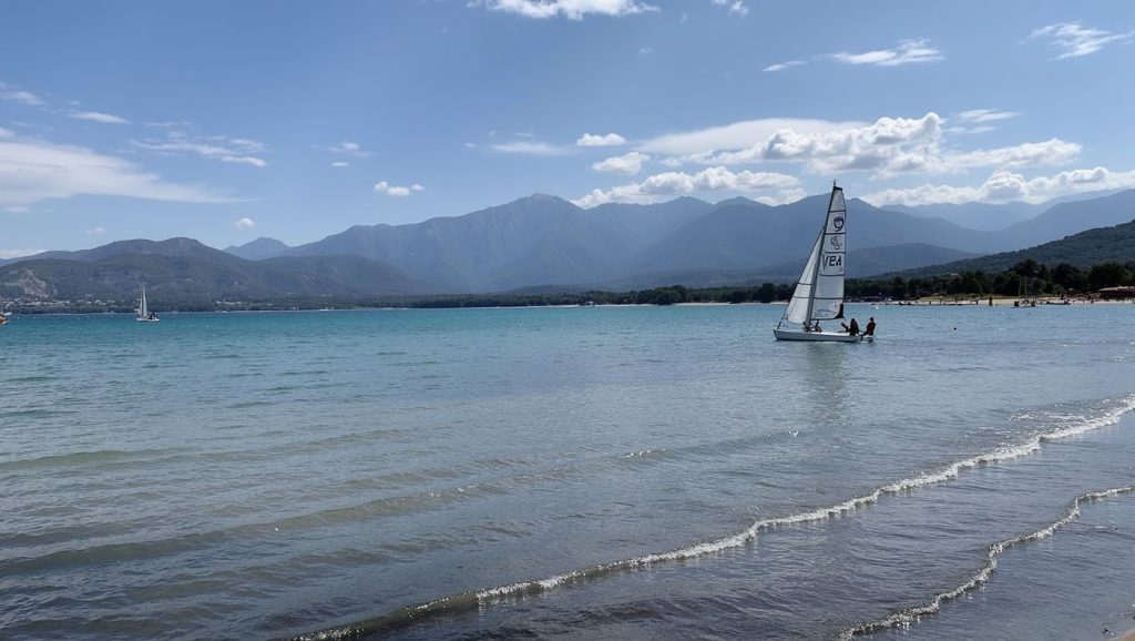 Arena fina en Plage du Ricanto, Ajaccio, Córcega