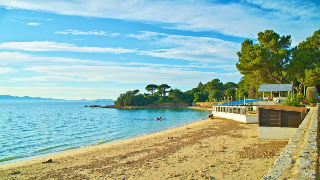 Detalle de arena y agua en Plage du Ruppione, Ajaccio