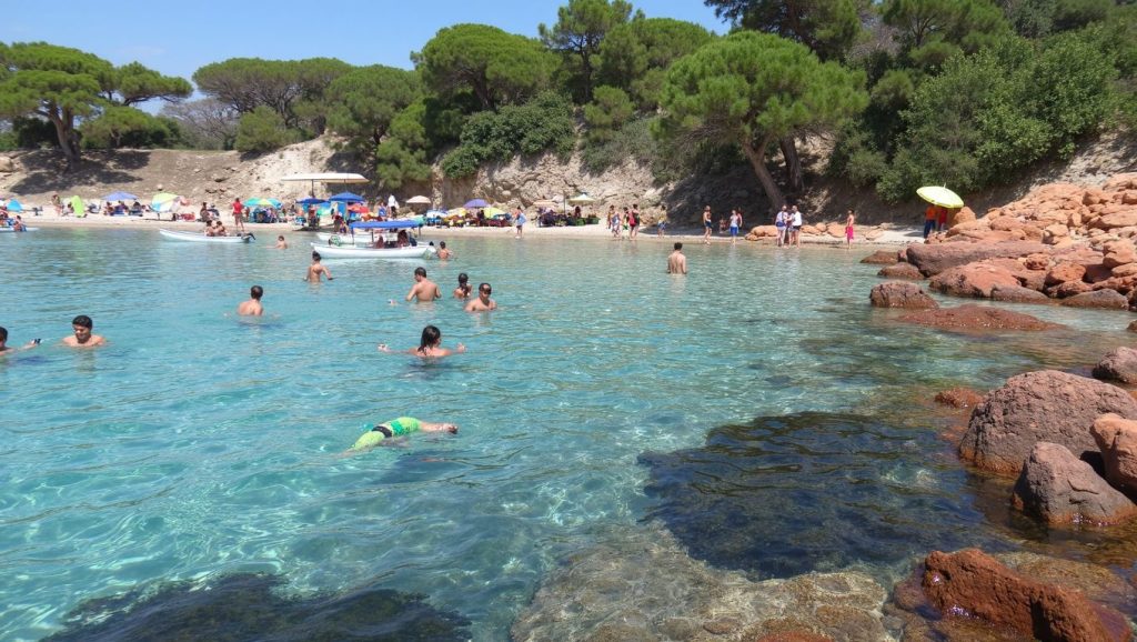 Arena y mar en Plage Hugo, Porto-Vecchio, Córcega
