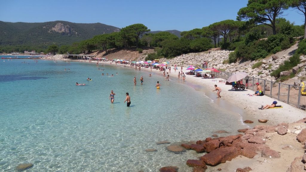 Orilla tranquila de Plage Hugo, playa de Porto-Vecchio