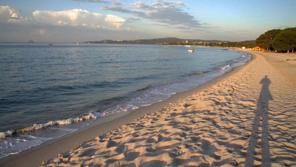Playa Plage la Testa desde la arena, Porto-Vecchio, Córcega