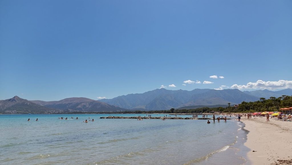 Orilla de Plage la Testa con olas suaves en Porto-Vecchio