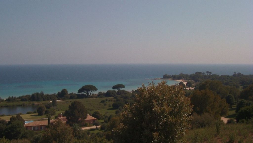 Acceso a Plage Le Rocher desde el aparcamiento, Calvi