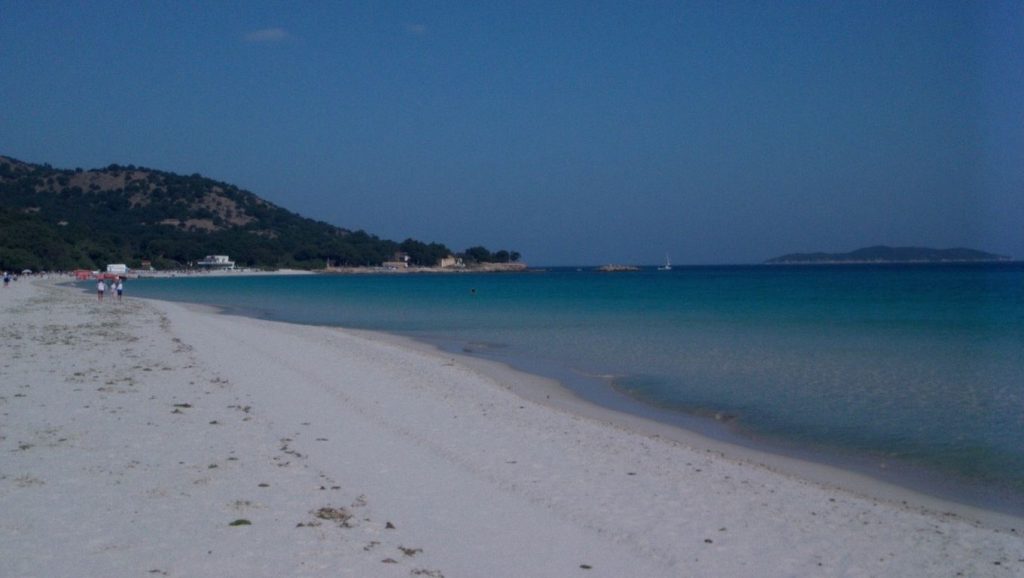 Olas rompiendo en Plage Le Rocher, Calvi