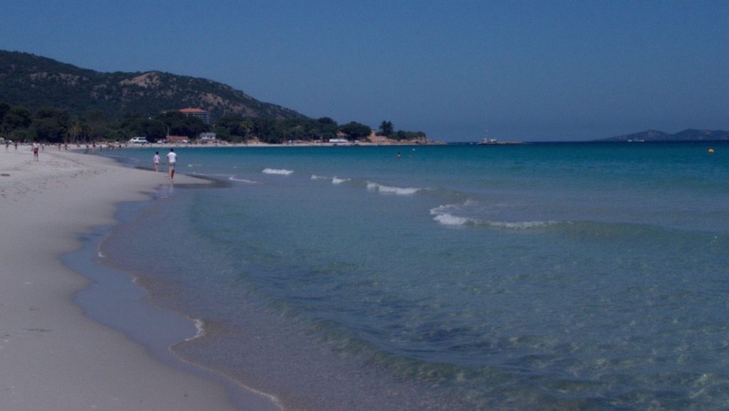 Amplio horizonte marino en Plage Le Rocher, Calvi