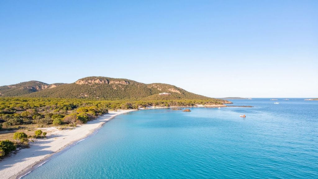 Vista amplia de Plage Napoléon en Calvi, Córcega