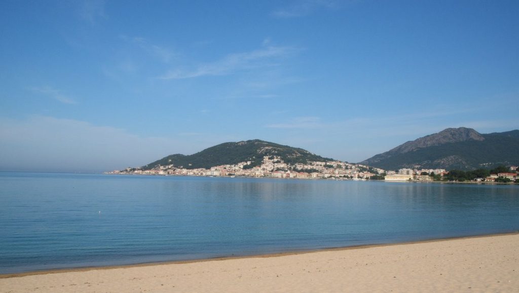 Arena y orilla en Plage Piscona, Propriano, Córcega