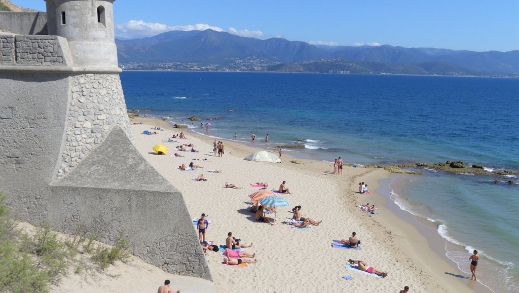 Arena y mar en Plage Scodi Neri, Propriano, Córcega
