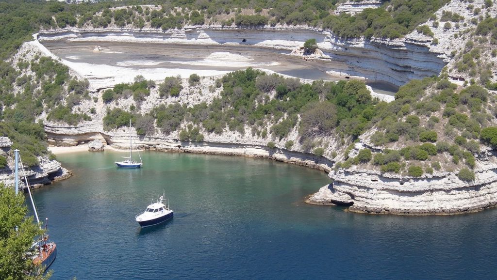 Vista amplia de Plage Scodi Neri en Propriano, Córcega