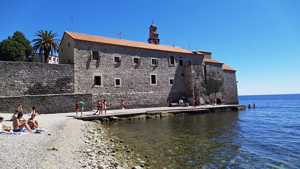 Primer plano de la orilla de Plavi horizonti, Tivat