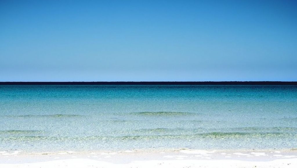 Primer plano de la orilla de Playa Alegre, Camagüey