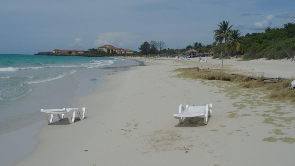 Vista amplia de Playa Alegre en Camagüey, Cuba