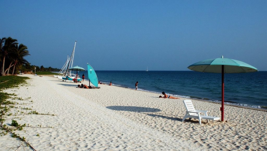 Oleaje en la orilla de Playa Ancón, costa de Trinidad