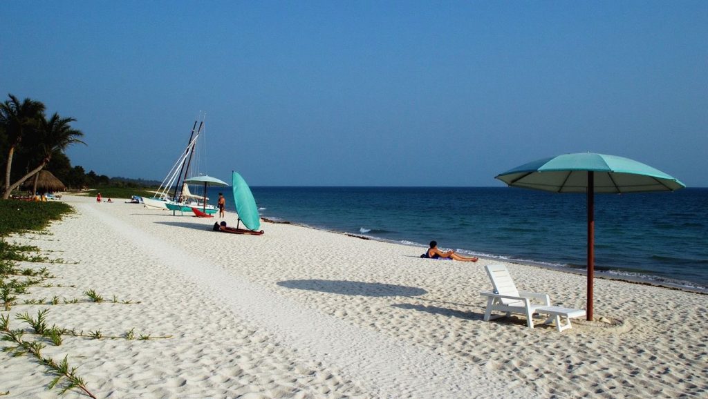 Playa Aserradero desde la arena, Santiago de Cuba, Cuba