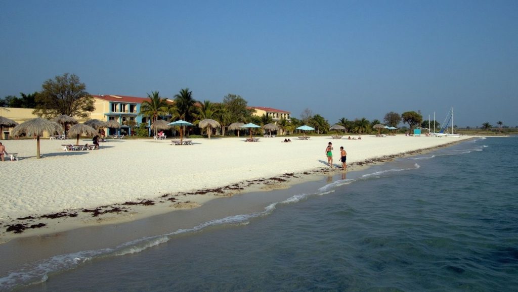 Orilla de Playa Aserradero con olas suaves en Santiago de Cuba