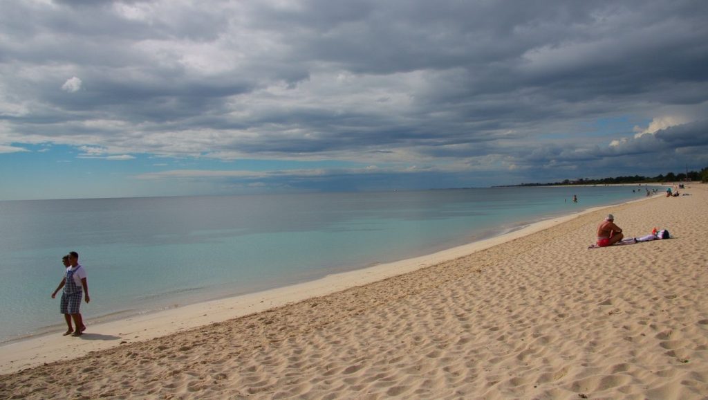 Vista de Playa Bacuranao desde la orilla, Playas del Este