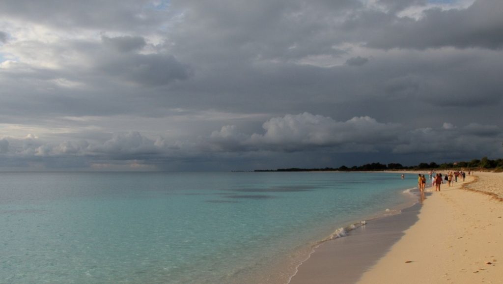 Amplio horizonte marino en Playa Bacuranao, Playas del Este