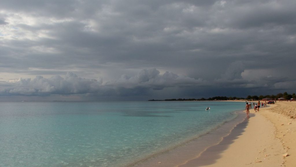Vista amplia de Playa Barrederas en Holguín, Cuba