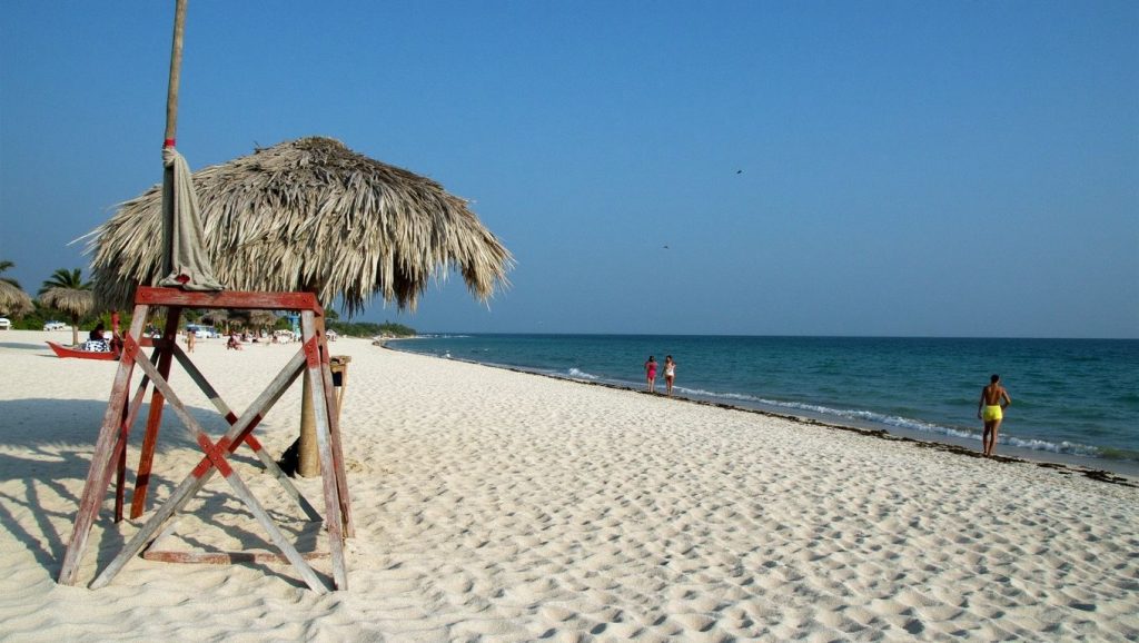 Oleaje en la orilla de Playa Bayado, costa de Guardalavaca