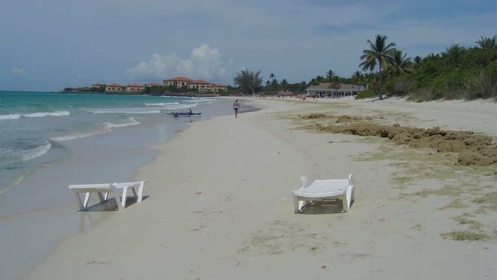 Orilla de Playa Boca Ciega con olas suaves en Playas del Este